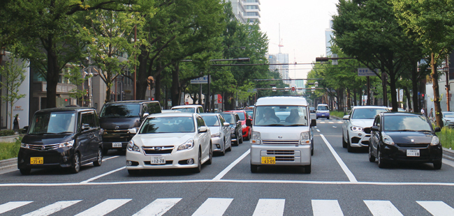 7월 18일 일본 오사카 신사이바시의 도로 위. 정지 신호를 받은 도요타, 닛산, 스바루, 스즈키의 차량이 정지선에 서 있다. 수입차는 거의 보이지 않는다. 사진 손덕호 기자
