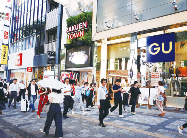 GU는 일본에서 유니클로 매장 근처에 출점해 브랜드를 알렸다. 일본 도쿄 이케부쿠로 거리. 사진 최은경 기자