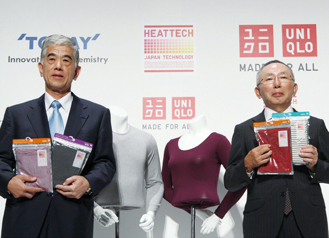 야나이 다다시 패스트리테일링그룹 회장(오른쪽)과 닛카쿠 아키히로 도레이 사장이 양사가 협업해 만든 제품 ‘히트텍’을 들고 있다. 사진 블룸버그