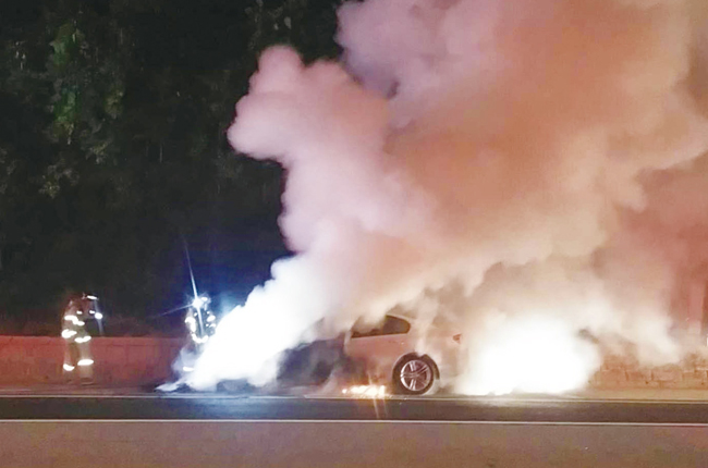 7월 29일 중부고속도로에서 달리던 BMW 차량에서 불이 나 소방 당국이 진화작업을 벌이고 있다. 사진 원주소방본부