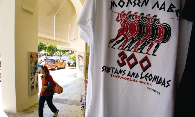 영화 ‘300’에 대한 티셔츠가 그리스 스파르타 기념품점에서 팔리고 있다. 300은 레오니다스 왕이 이끄는 스파르타군과 그의 숙적 크세르크세스 왕의 페르시아군이 맞붙었던 테르모필레 전투를 다룬 내용이다. 사진 블룸버그