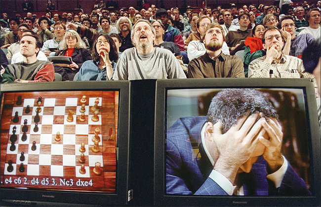 1997년 5월 11일 IBM의 수퍼컴퓨터 ‘딥 블루’가 체스 세계 챔피언 게리 카스파로프를 이겼다. 6번의 대국에서 2승1패3무를 기록해 정식 체스 경기에서 챔피언을 꺾은 최초의 컴퓨터가 됐다. 이 경기를 보고 있는 관중. 사진 미 IT매체 Mashable