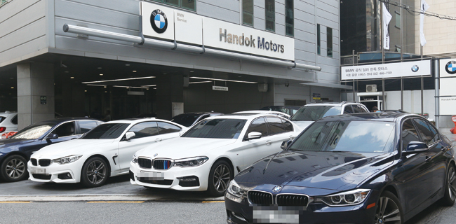 서울 영등포 BMW 서비스센터에 차량들이안전점검을 받기위해 줄 서 기다리고 있다. 사진 조선일보 db