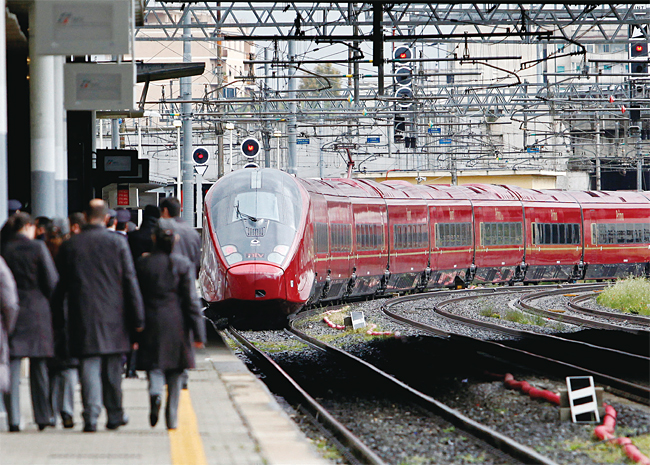 나폴리행 이탈로(Italo) 고속열차가 이탈리아 로마 티부르티나 역을 출발하고 있다. 사진 블룸버그
