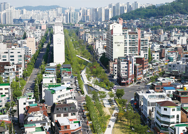 꼬마빌딩이 밀집해 있는 서울 연남동 일대 경의선 숲길 공원. 사진 조선일보 DB