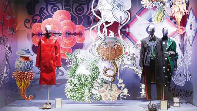 프랑스 최대 규모 백화점 갤러리 라파예트의 2016년 쇼윈도. 한국 작가 양혜규의 작품이다. 사진 이미혜