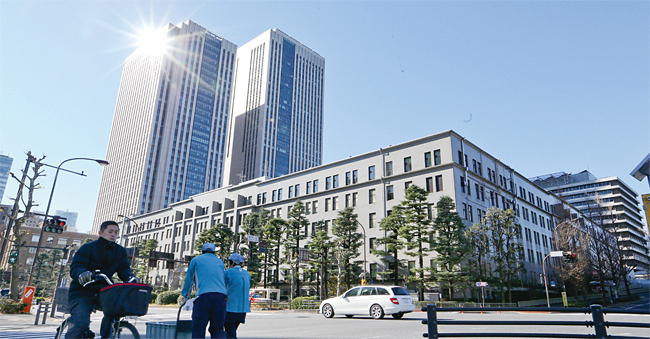 일본 도쿄 지요다구 가스미가세키에 있는 재무성(낮은 건물)과 금융청(뒤편 높은 건물). 사진 조선일보 DB