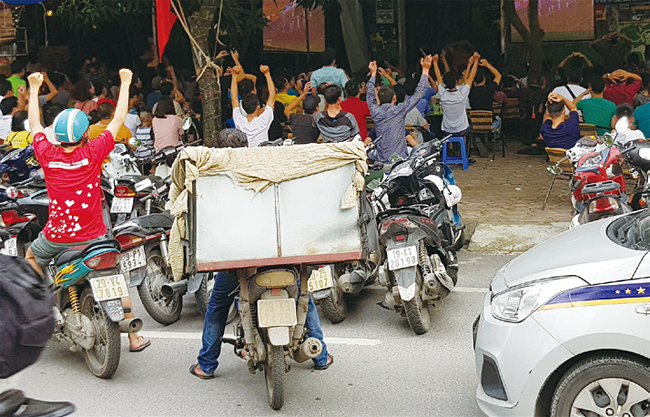 베트남에서는 경기를 볼 수 있는 모든 곳이 거리응원장이 된다. 사진 연합뉴스