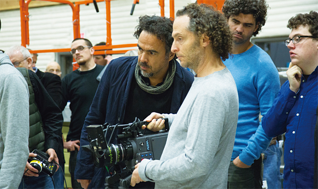 알레한드로 곤잘레스 이냐리투(카메라 든 사람의 왼쪽) 감독이 영화 ‘버드맨’을 촬영하고 있는 모습.