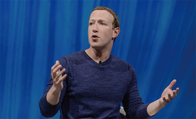 마크 저커버그 페이스북 CEO가 지난 5월 프랑스 파리의 한 콘퍼런스에서 발언하고 있다. 페이스북을 비롯한 실리콘밸리 기업들은 유럽 등지에서 강화된 고객정보보호규정을 맞추기 위해 시스템 개편작업을 진행 중이다. 사진 블룸버그