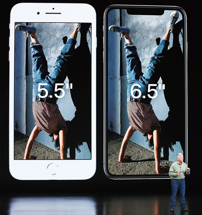 필립 실러 애플 글로벌마케팅책임자가 6.5인치 대화면의 ‘아이폰XS 맥스’(오른쪽)를 기존 아이폰과 비교해 설명하고 있다. 사진 AFP 연합뉴스