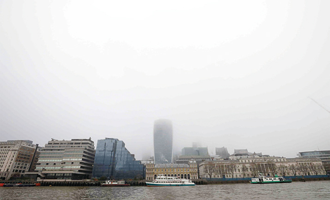 영국 런던의 펜처치스트리트의 모습. 오염된 공기로 하늘이 뒤덮여있다. 사진 블룸버그