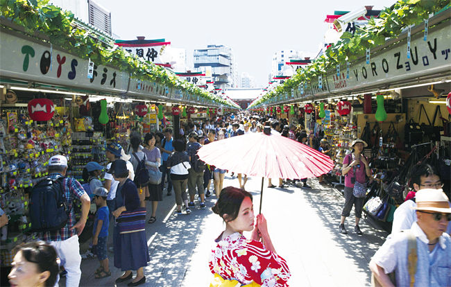8월 일본에 입국한 외국인 방문객은 전년 같은 기간보다 4.1% 증가한 257만7800명을 기록했다. 사진은 8월 17일 일본 도쿄에 있는 관광 명소 아사쿠사(浅草)의 기념품 가게 거리다. 사진 블룸버그