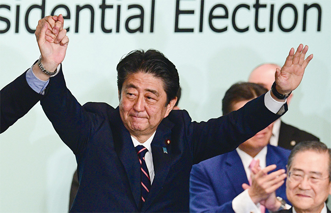 아베 신조 일본 총리가 9월 20일 도쿄 자민당사에서 열린 당 총재 선거에서 득표율 68.5%를 기록해 3연임에 성공했다. 사진 연합뉴스