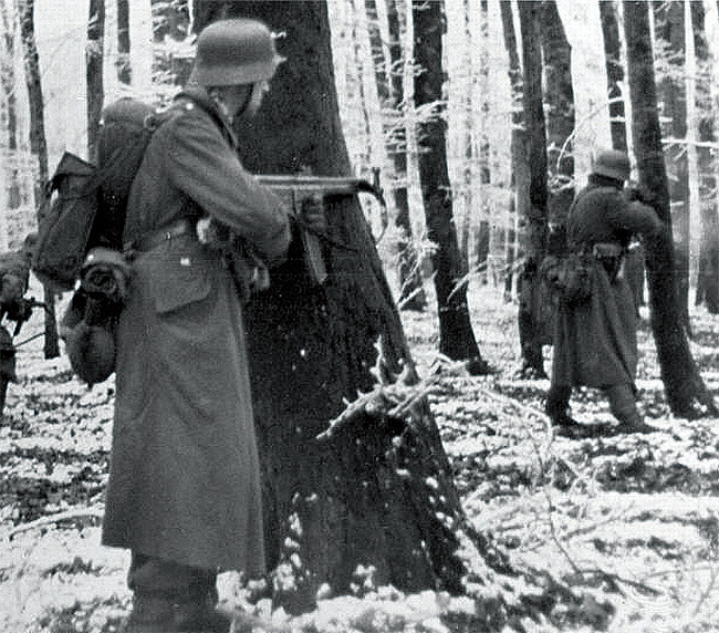 StG44로 무장한 전쟁 말기의 독일군. 일선병사, 즉 최종 소비자의 요구가 히틀러의 고집을 꺾었기에 전선에 등장할 수 있었다. 사진 위키피디아