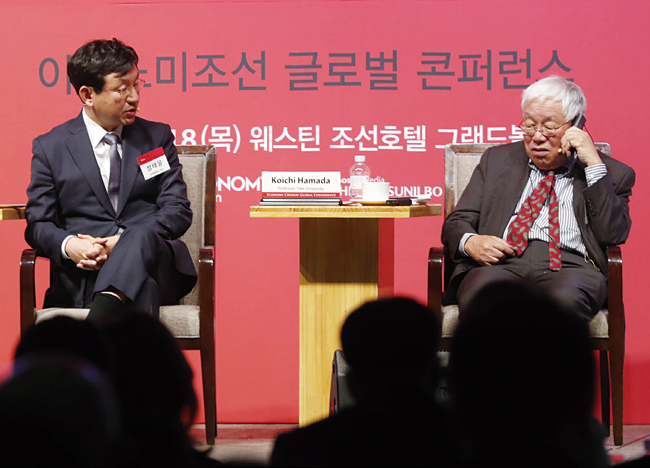 (사진1) 성태윤(왼쪽) 연세대 교수와 하마다 고이치 예일대 교수.
