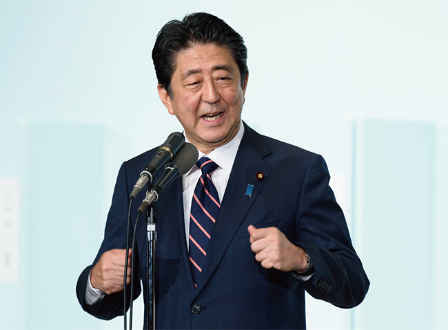 아베 신조 일본 총리가 10월 25일부터 사흘간 중국을 공식 방문했다. 일본 현직 총리가 중국을 찾은 것은 7년 만이다. 사진 블룸버그