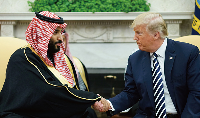 모하메드 빈 살만(왼쪽) 사우디아라비아 왕세자와 도널드 트럼프 미국 대통령이 지난 3월 미국 백악관 집무실에서 대화를 나누고 있다. 사진 블룸버그