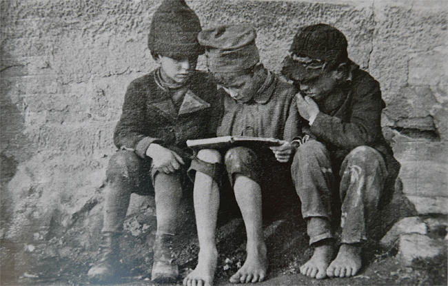 1915년 제1차세계대전 당시 헝가리의 소년들이 모여서 책을 읽고 있다. 사진 김진영