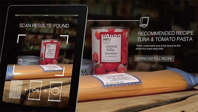 식재료 포장에 부착된 NFC 태그를 통해 추천 조리법 정보를 읽어들이는 모습. 사진 막스앤드스펜서