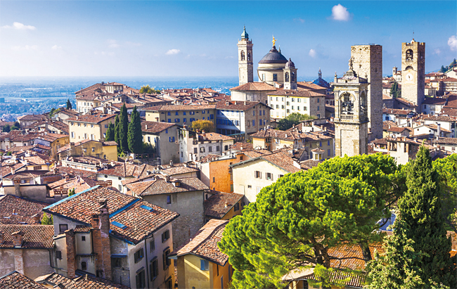 이탈리아의 랜드마크로 꼽히는 베르가모 풍경. 중세의 고풍스러운 거리와 성도 아름답지만, 오페라 작곡가 가에타노 도니체티의 고향으로도 유명하다.
