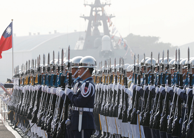 차이잉원 총통이 사열하고 있는 대만 해군. 사진 로이터연합