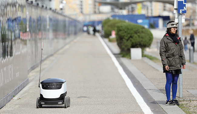 로봇 기업 스타십의 자율주행 배송로봇이 영국 런던 그리니치 거리를 따라 배송하고 있다. 사진 블룸버그