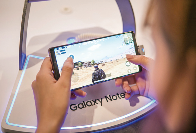 SK텔레콤이 개최한 5GX 게임페스티발에서 참가자가 삼성전자의 갤럭시노트 9 스마트폰으로 모바일게임을 즐기고 있다. 사진 블룸버그