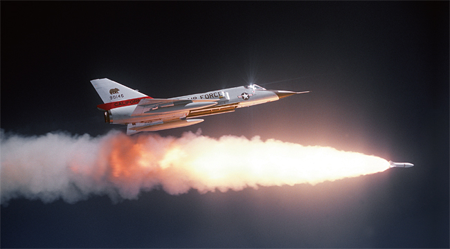 AIR-2를 발사하는 F-106 방공 전투기. 지금 기준으로는 너무 과한 무기지만 대비하지 않는 것보다 당연히 옳은 선택이었다. 사진 위키피디아