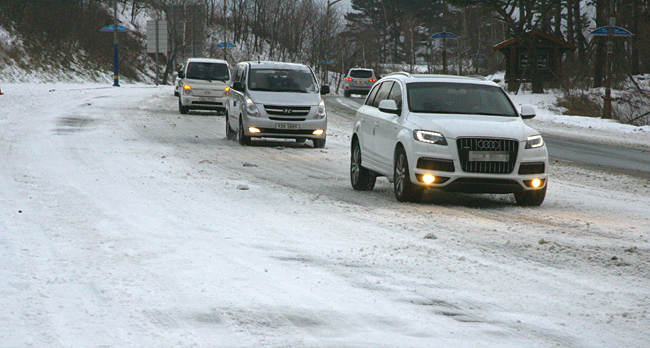 눈이 내려 빙판으로 변한 도로 위를 차량들이 거북이 운행하고 있다. 사진 조선일보 DB