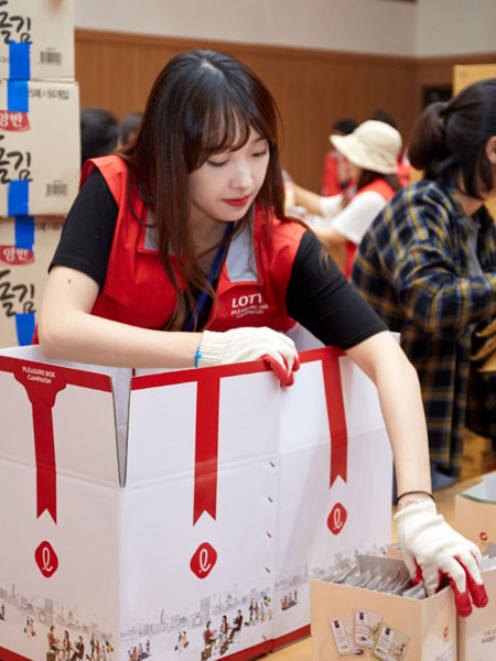 지난 9월 11일 서울 방화 국제청소년센터에서 60여 명의 자원봉사자와 임직원들이 독거노인 3000명에게 전달할 플레저 박스를 만들고 있다.