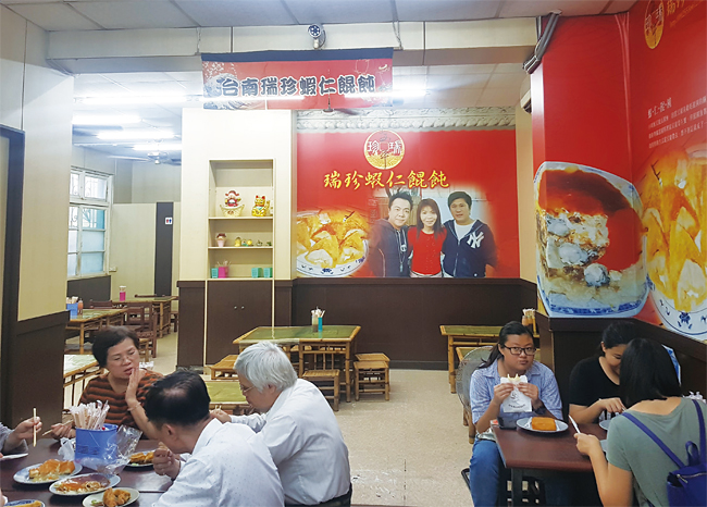 10월 16일 타이난 안핑지구에 위치한 ‘뤼젠의 새우와 만두’에서 식사를 하고있는 사람들. 사진 이민아 기자