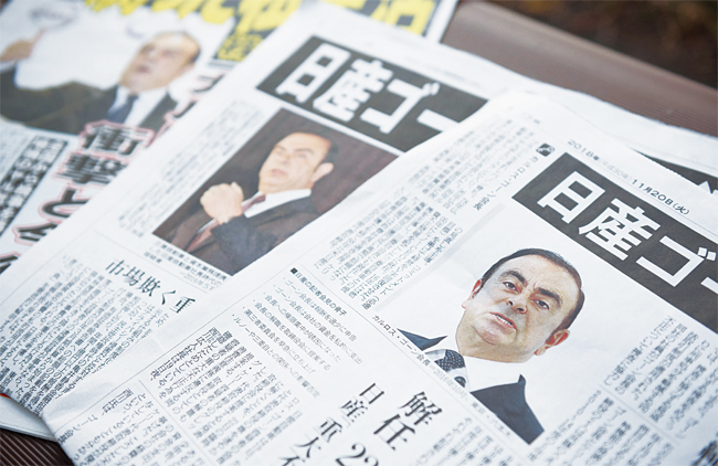세계 2위 자동차그룹 르노·닛산·미쓰비시 얼라이언스를 이끈 카를로스 곤 회장이 일본 검찰에 전격 체포된 내용을 실은 20일 자 일본 신문들. 사진 블룸버그