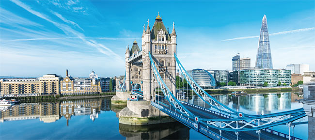 런던 타워 브릿지 너머로 금융 중심가인 ‘시티 오브 런던’이 눈에 들어온다. 이곳에는 잉글랜드 은행을 비롯해 골드만 삭스, 시티그룹 등 5000개가 넘는 금융기관이 밀집해 있다.