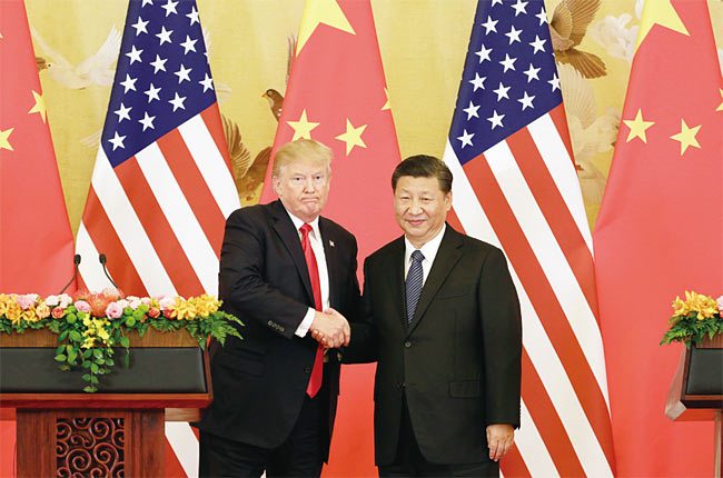 도널드 트럼프(왼쪽) 미국 대통령과 시진핑 중국 국가주석이 2017년 11월 중국 베이징에서 열린 정상회담 이후 악수하고 있다. 두 정상은 11월 30일부터 열린 G20 정상회담에서 만났다. 사진 블룸버그