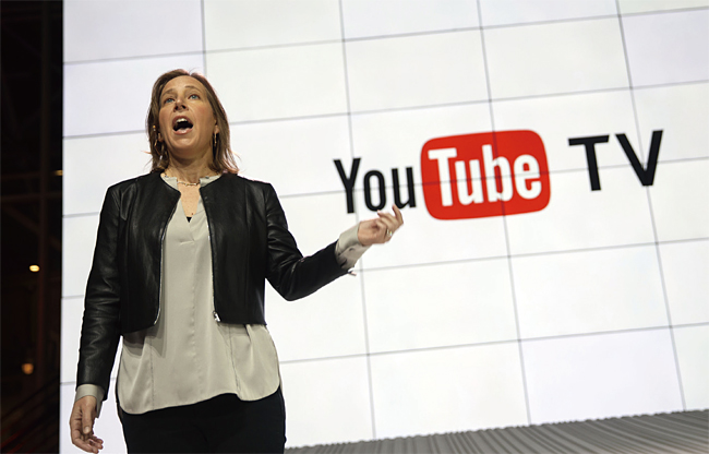 지난해 2월 미국 로스앤젤레스(LA)에서 수잔 보이치키 유튜브 최고경영자(CEO)가 새로 도입한 ‘유튜브TV’ 서비스를 소개하고 있다. 사진 블룸버그
