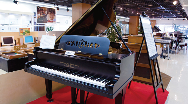 일본 시즈오카현 하마마쓰 야마하 본사에 전시돼 있는 그랜드 피아노. 사진 블룸버그