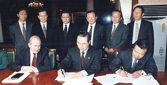 임창렬(앞줄 가운데) 부총리와 이경식(앞줄 오른쪽) 한국은행 총재가 1997년 12월 3일 정부제1종합청사에서 IMF 구제금융신청 의향서에 서명하고 있다. 앞줄 맨 왼쪽이 미셸 캉드쉬 IMF 총재, 뒷줄 왼쪽에서 네 번째가 강만수 전 기획재정부 장관, 세 번째가 정덕구 니어재단 이사장이다.