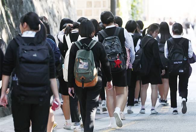 서울의 한 고등학교 학생들이 하교하고 있다. 사진 연합뉴스