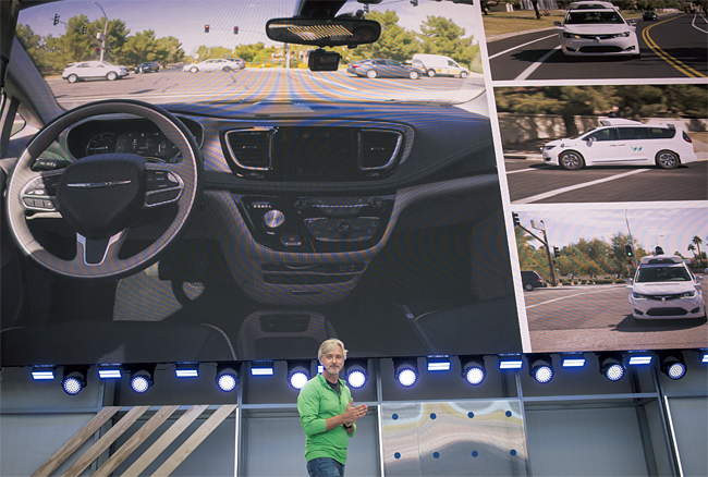존 크라프칙 웨이모(구글의 자율주행차 부문 자회사) CEO가 지난 5월 미 캘리포니아 마운틴뷰에서 열린 한 콘퍼런스에서 인공지능(AI)을 활용한 자율주행차에 대해 설명하고 있다. 사진 블룸버그