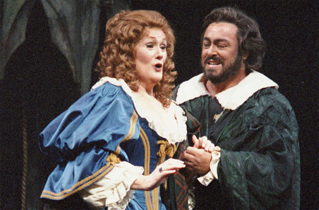 1987년 1월 서덜랜드(왼쪽)와 파바로티가 미국 뉴욕 메트로폴리탄 오페라 극장에서 ‘람메르무어 루치아’를 공연하는 모습.