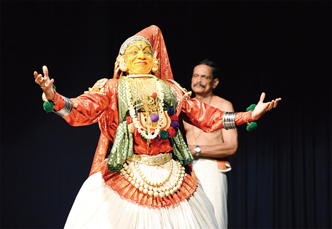 인도의 4대 무용 중 하나이자, 중국 경극의 원조로 꼽히는 케랄라의 민속무용극 ‘카타칼리’ 공연 모습. 사진 이우석