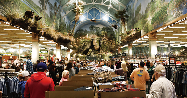 지난 블랙프라이데이(2018년 11월 23일)에 미 플로리다주 탬파의 한 의류 매장에서 쇼핑객들이 옷을 고르고 있다. 사진 블룸버그