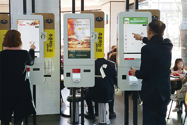 맥도날드 서울시청점에서 키오스크를 이용해 커피를 주문하고 있는 문익현(70)씨. 사진 이정은 인턴기자