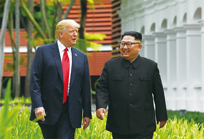 도널드 트럼프(왼쪽) 미국 대통령과 김정은 북한 국방위원장이 지난해6월 12일 싱가포르 센토사 섬 카펠라호텔에서 열린 미·북 정상회담 기간 중 호텔 정원을 산책하고 있다. 사진 AFP 연합
