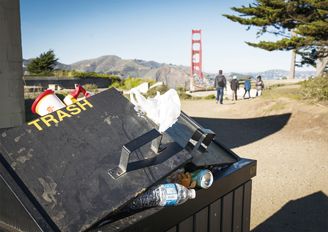 2일 미국 캘리포니아 샌프란시스코 국립공원에 있는 쓰레기통에 쓰레기가 가득 찬 채 방치돼 있다. 사진 블룸버그
