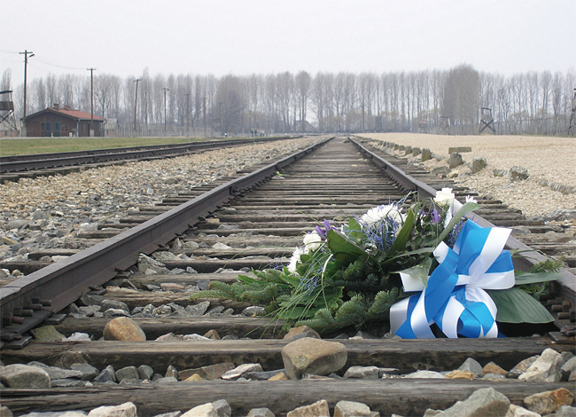 아우슈비츠 수용소 기념관에 놓인 추모 꽃다발. 사진 위키피디아