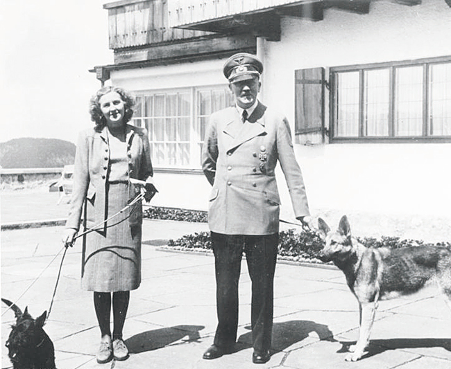 자신의 애인 에바 브라운, 반려견과 함께한 히틀러. 사진 위키피디아
