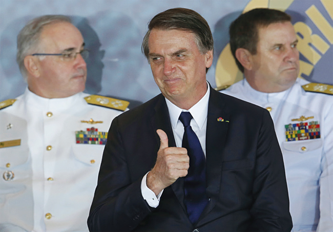 보우소나루(왼쪽에서 두번째) 신임 브라질 대통령이 1일 브라질 수도 브라질리아에서 열린 취임식에서 손을 흔들고 있다. 사진 블룸버그