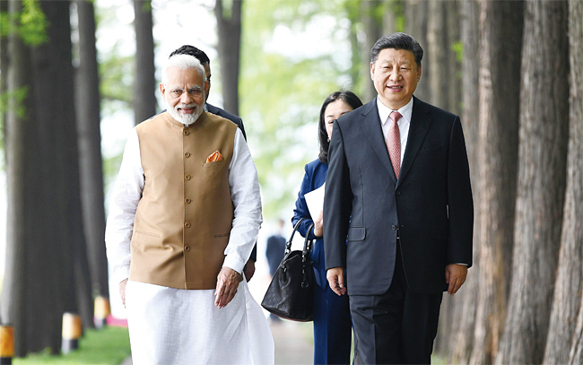 지난해4월 중국을 방문한 나렌드라 모디 인도 총리(왼쪽)가 후베이성 우한에서 시진핑 중국 국가주석과 산책하고 있다. 사진 AP 연합
